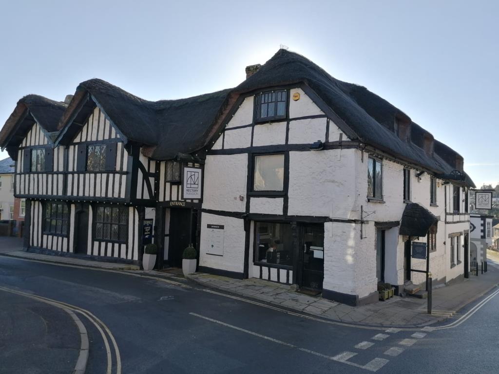 Lot: 45 - LANDMARK COMMERCIAL INVESTMENT WITH PLANNING FOR PARTIAL RESIDENTIAL CONVERSION - Front elevation from Quay Lane showing exterior and thatched roof